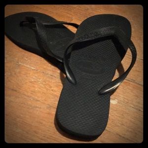 Havaiana’s black flip flops size 6